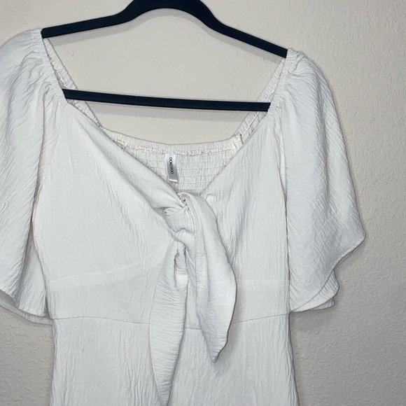 Dresses & Skirts - 🐛White Spring V-neck with tie in front with flowy sleeves!